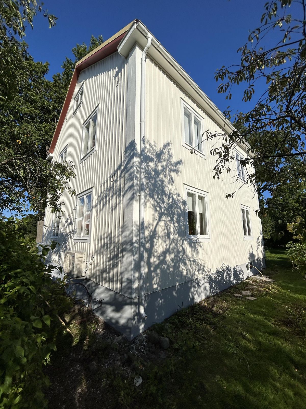 Utvändig målning av villa i Adolfsberg, Örebro – bild 16