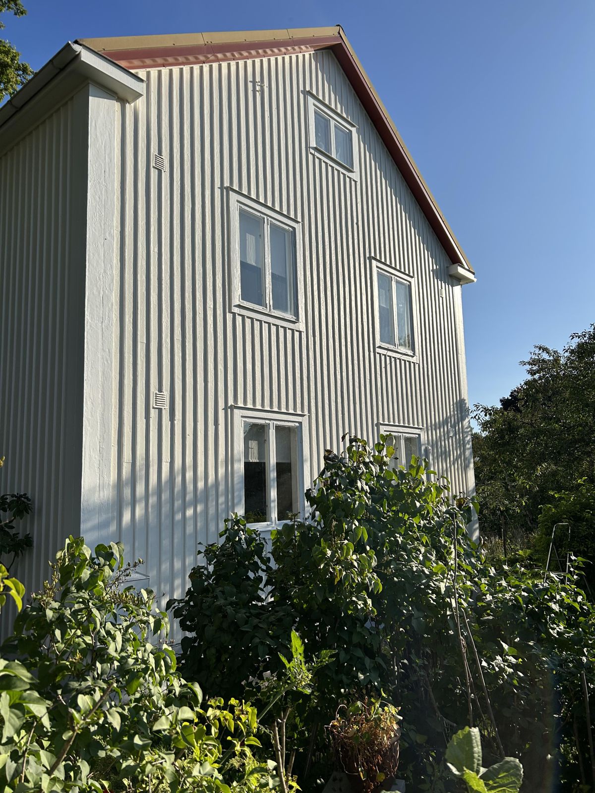 Utvändig målning av villa i Adolfsberg, Örebro – bild 14