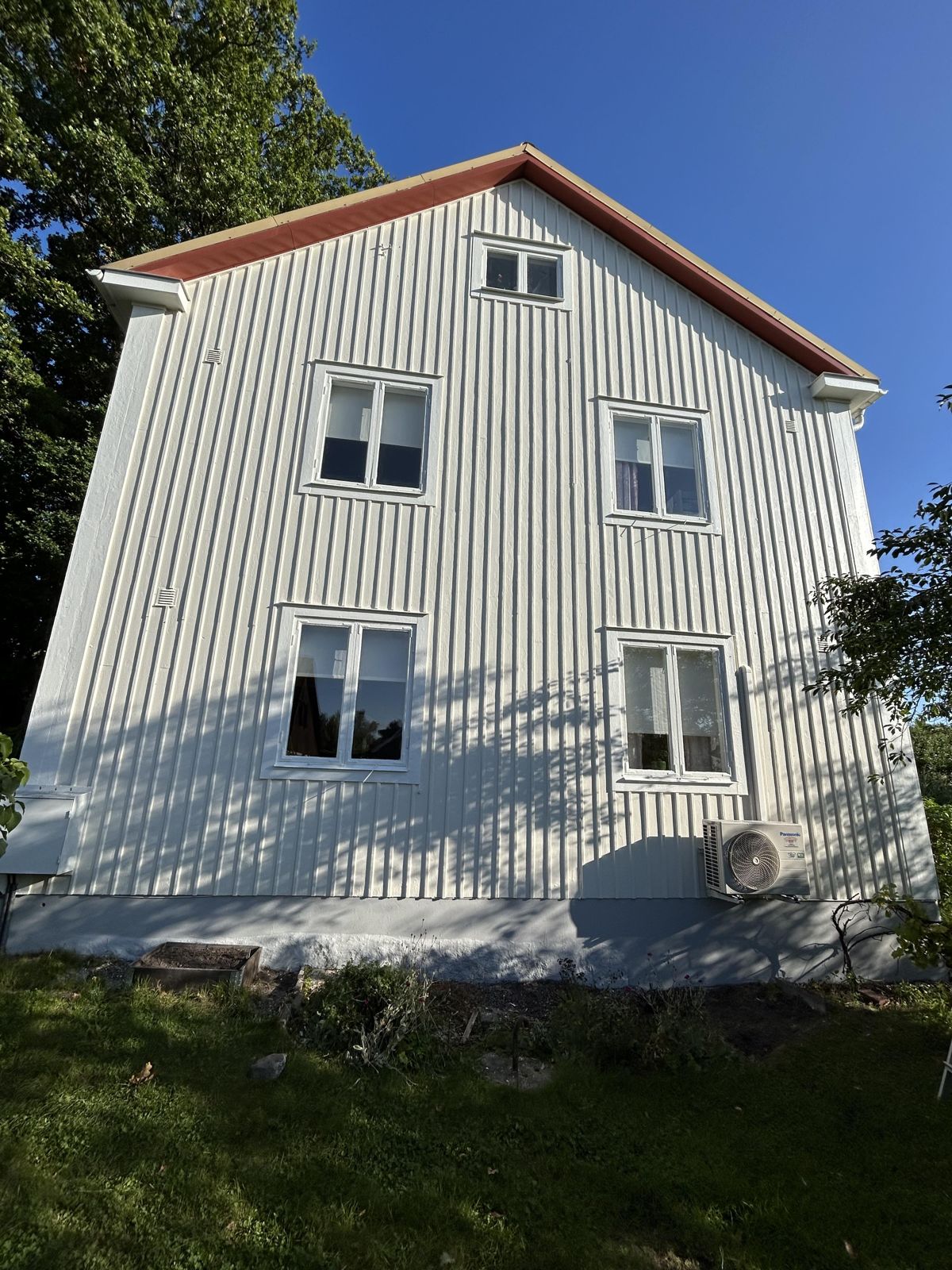 Utvändig målning av villa i Adolfsberg, Örebro – bild 17