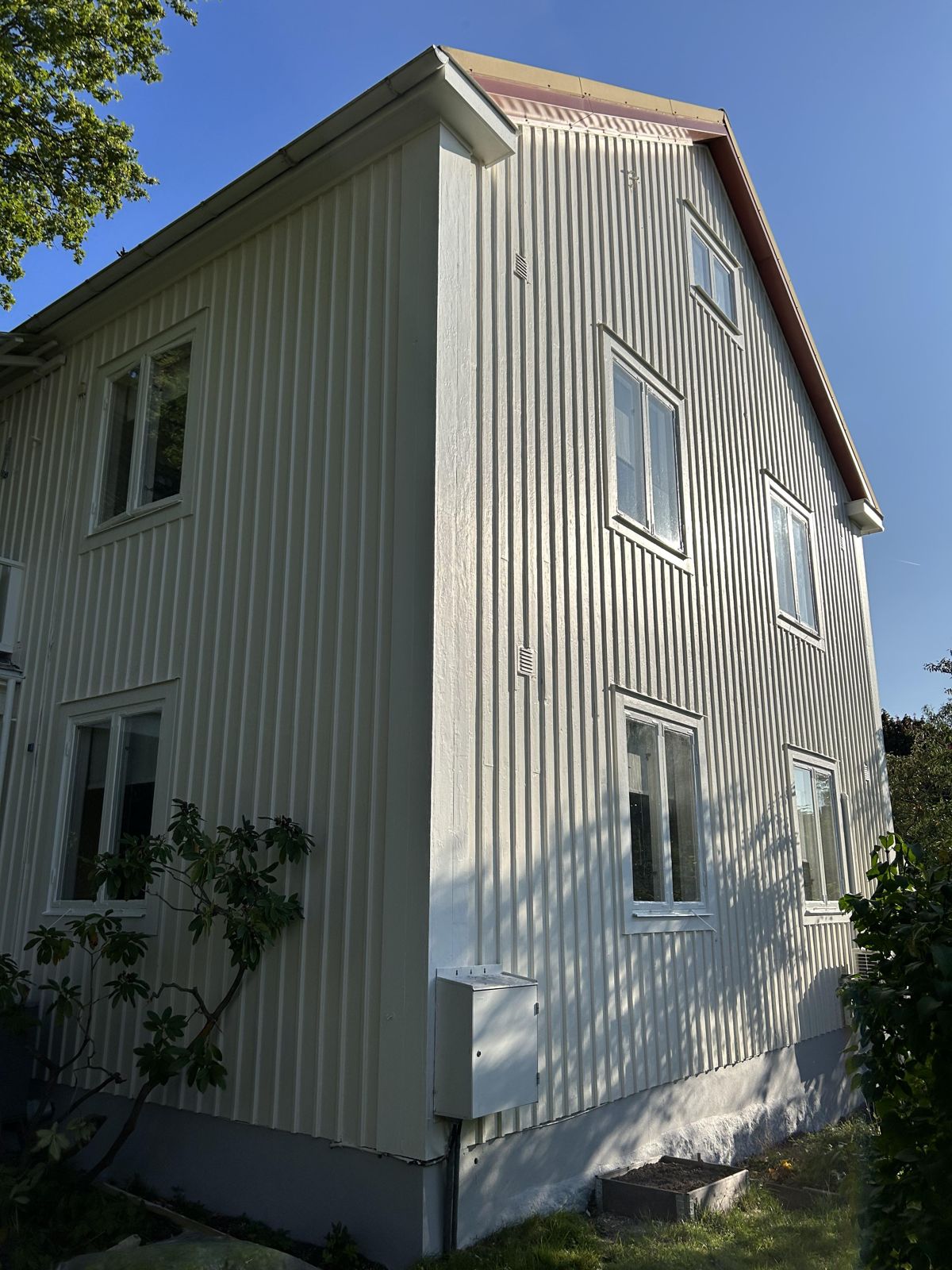 Utvändig målning av villa i Adolfsberg, Örebro – bild 19