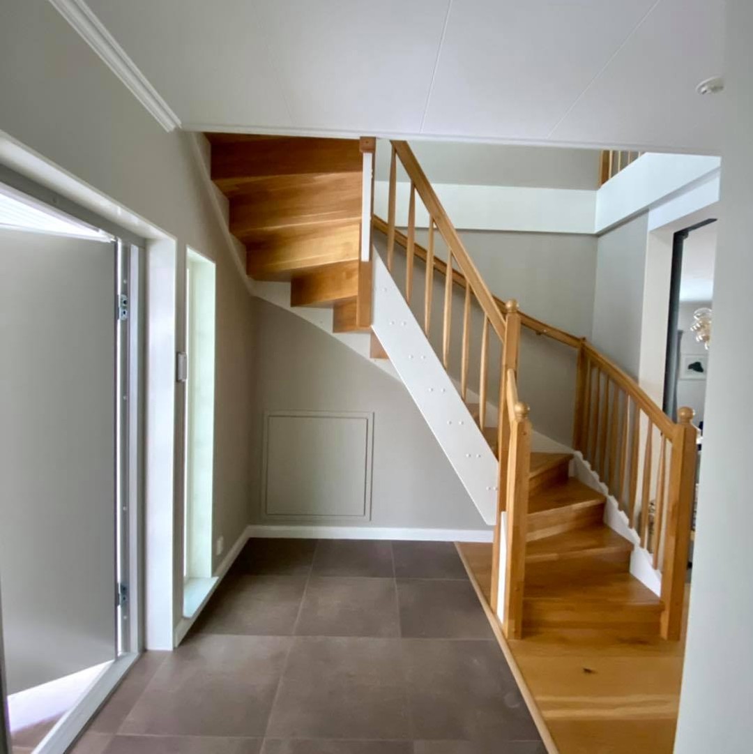 Hall, trapphus och allrum i Örebro