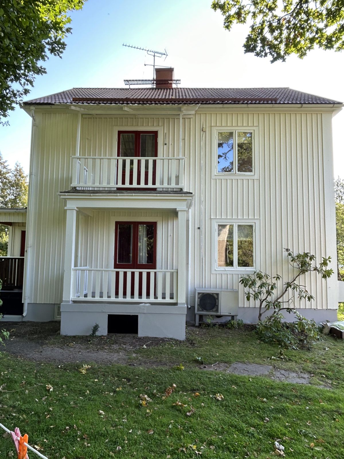 Utvändig målning av villa i Adolfsberg, Örebro – bild 5