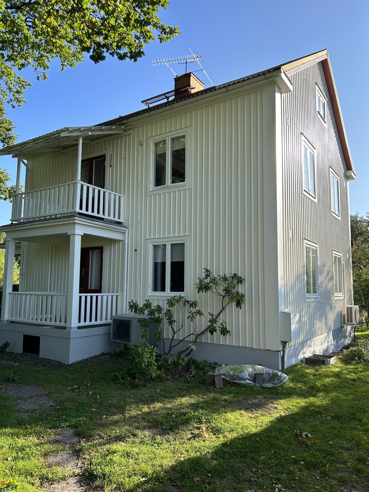 Utvändig målning av villa i Adolfsberg, Örebro – utfört av EBL Måleri